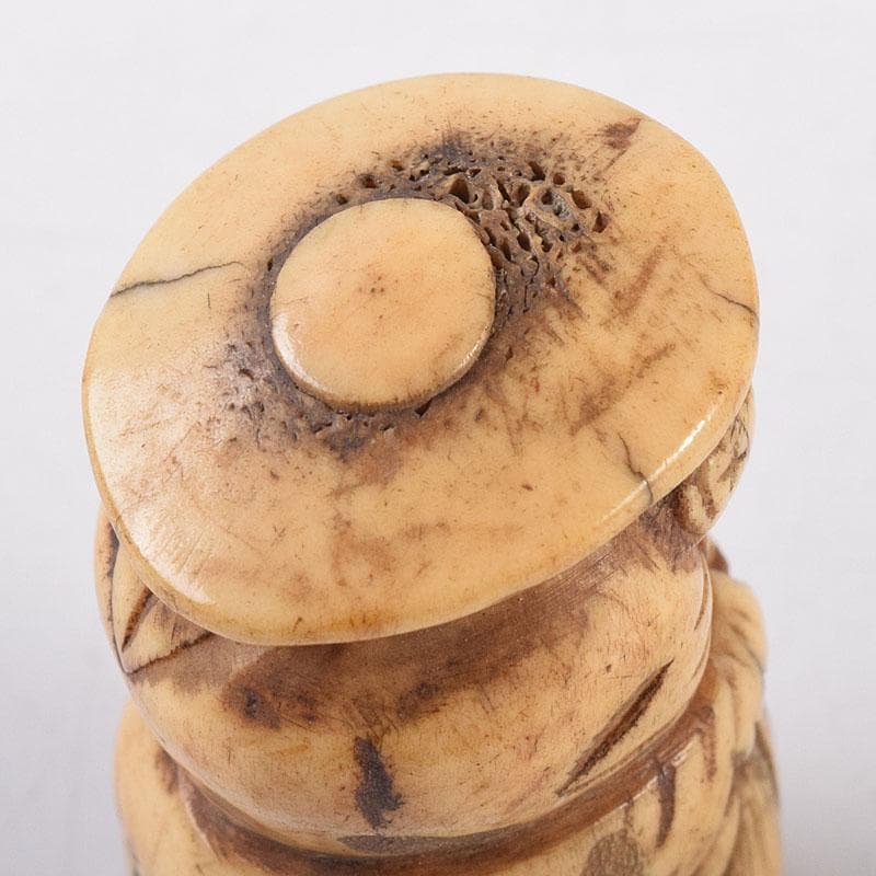 時代提げ物　獣骨彫刻　人物像　根付　N　8029