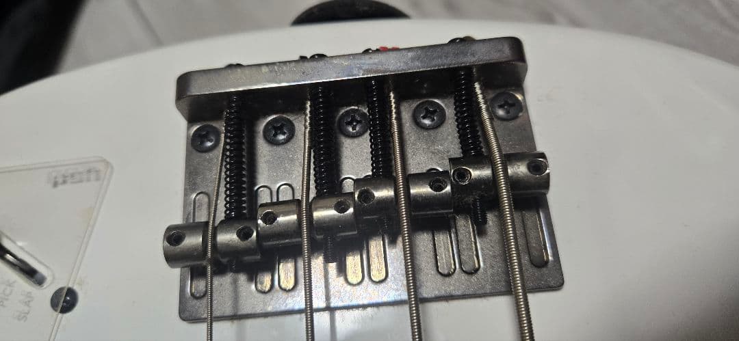 エレキベース ホワイト 4弦 ギグバッグ付き