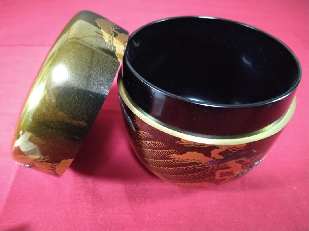 茶道具　棗　　【　甲金蒔地　松波蒔絵　中村宗尹　作　】　　 　松・貝入り