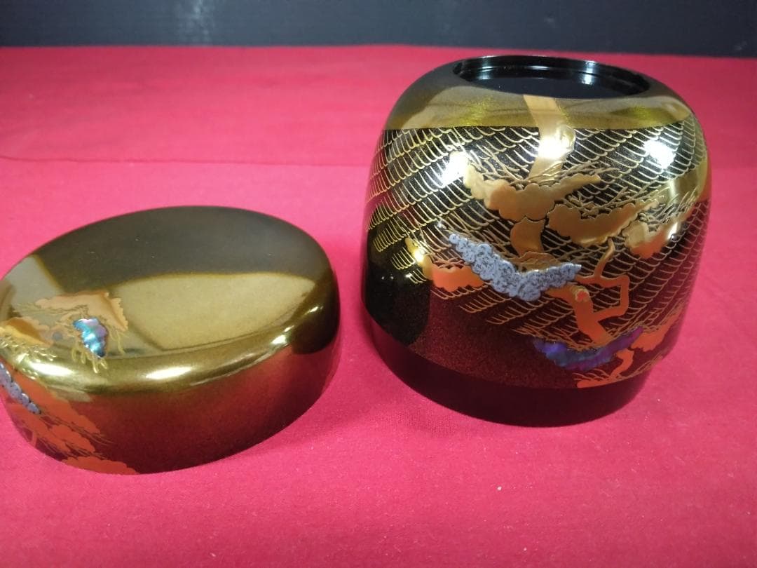 茶道具　棗　　【　甲金蒔地　松波蒔絵　中村宗尹　作　】　　 　松・貝入り