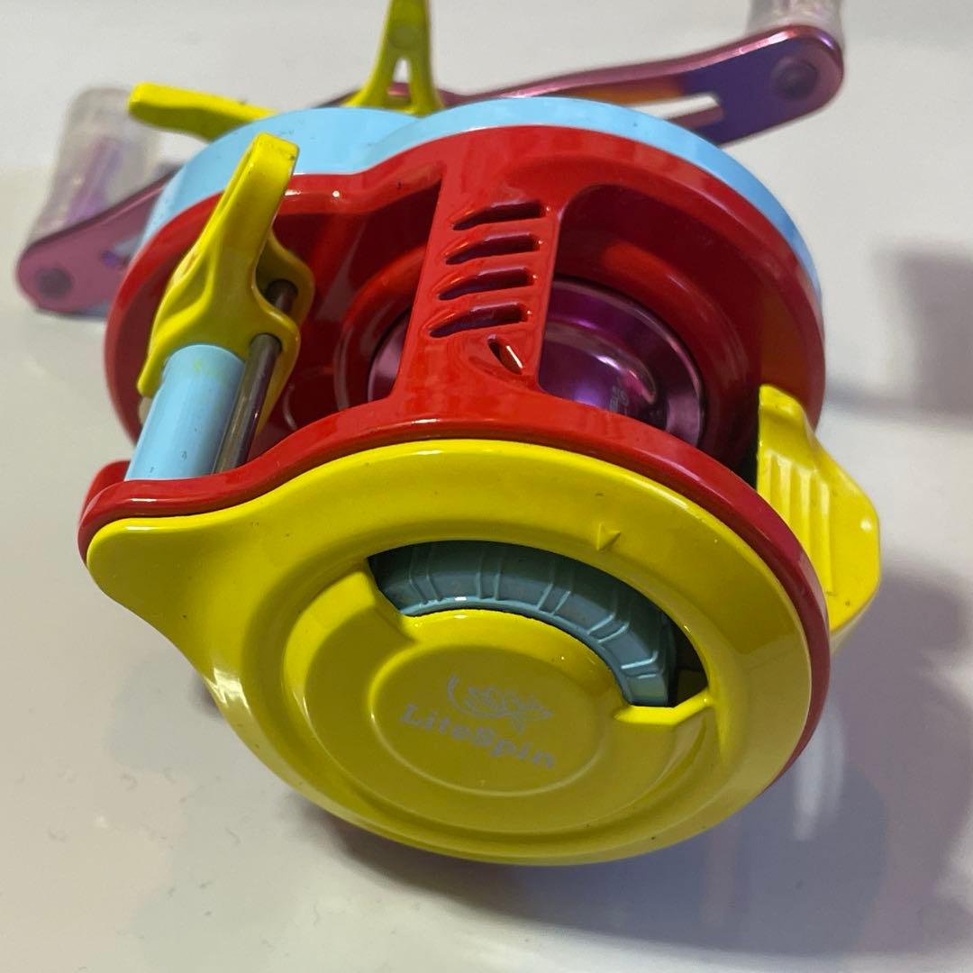 【新品未使用】マグネットブレーキ カラフル ベイトフィネスリール 右ハンドル