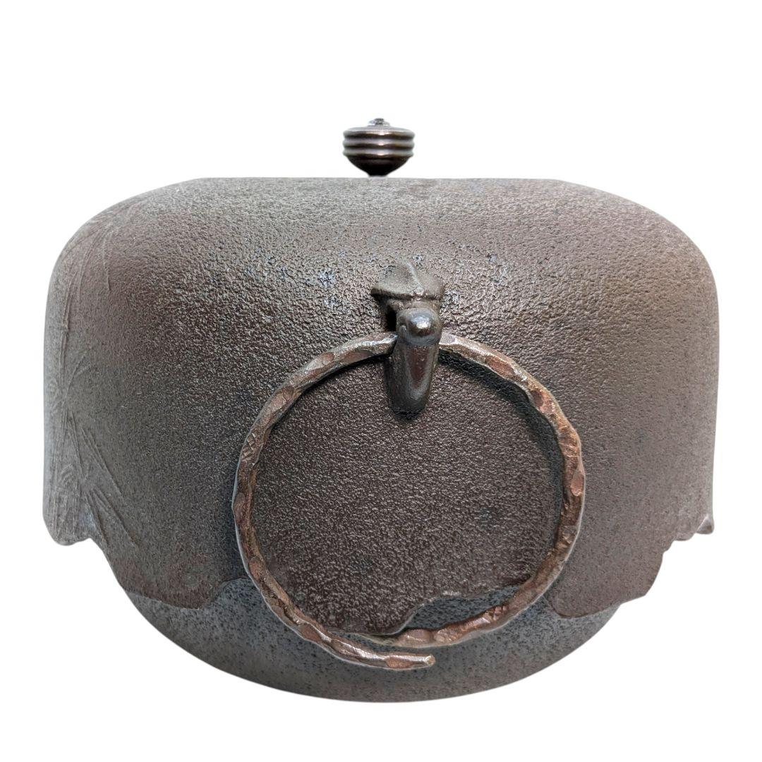 竹地紋と尾垂の風合いが美しい、わびさび感じる茶釜。