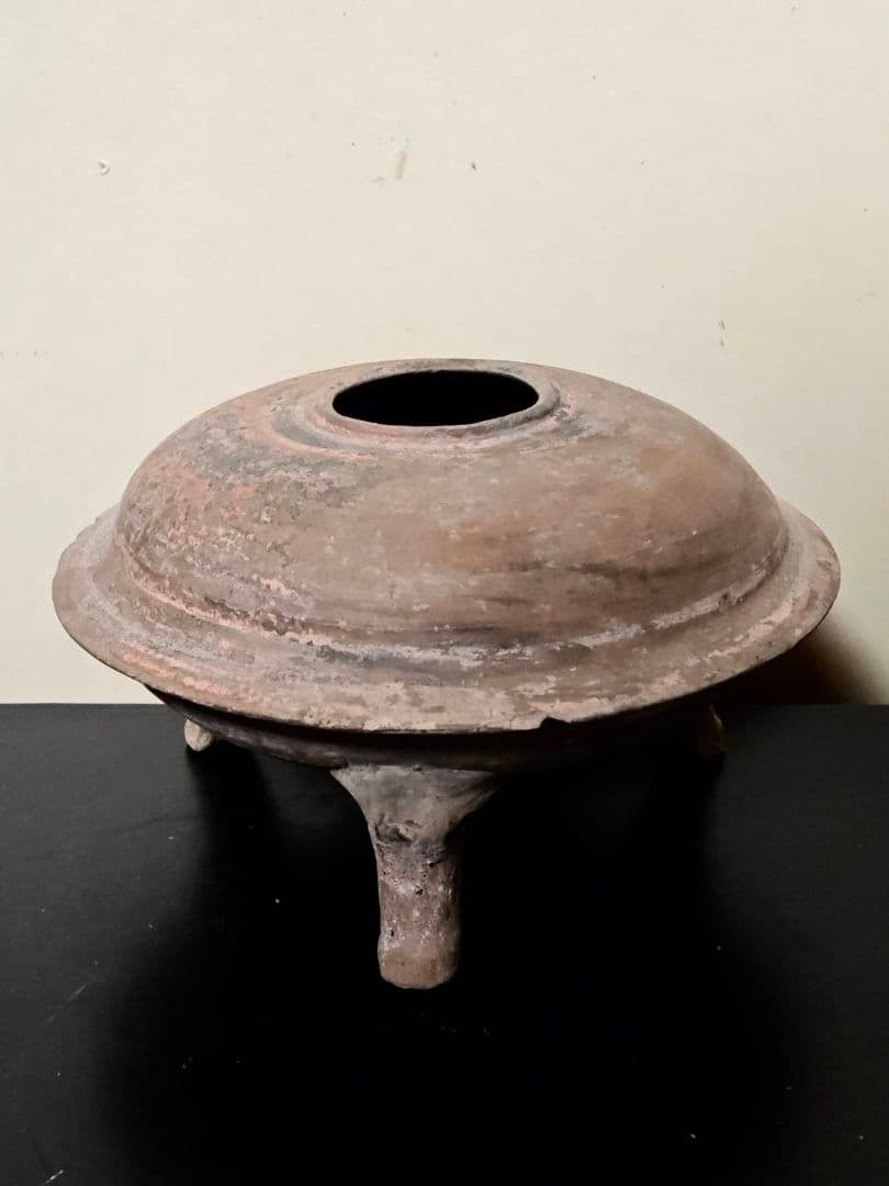 漢時代加彩三足土器　古代中国　中国古美術　考古遺物　発掘出土品　博物館展示品同手
