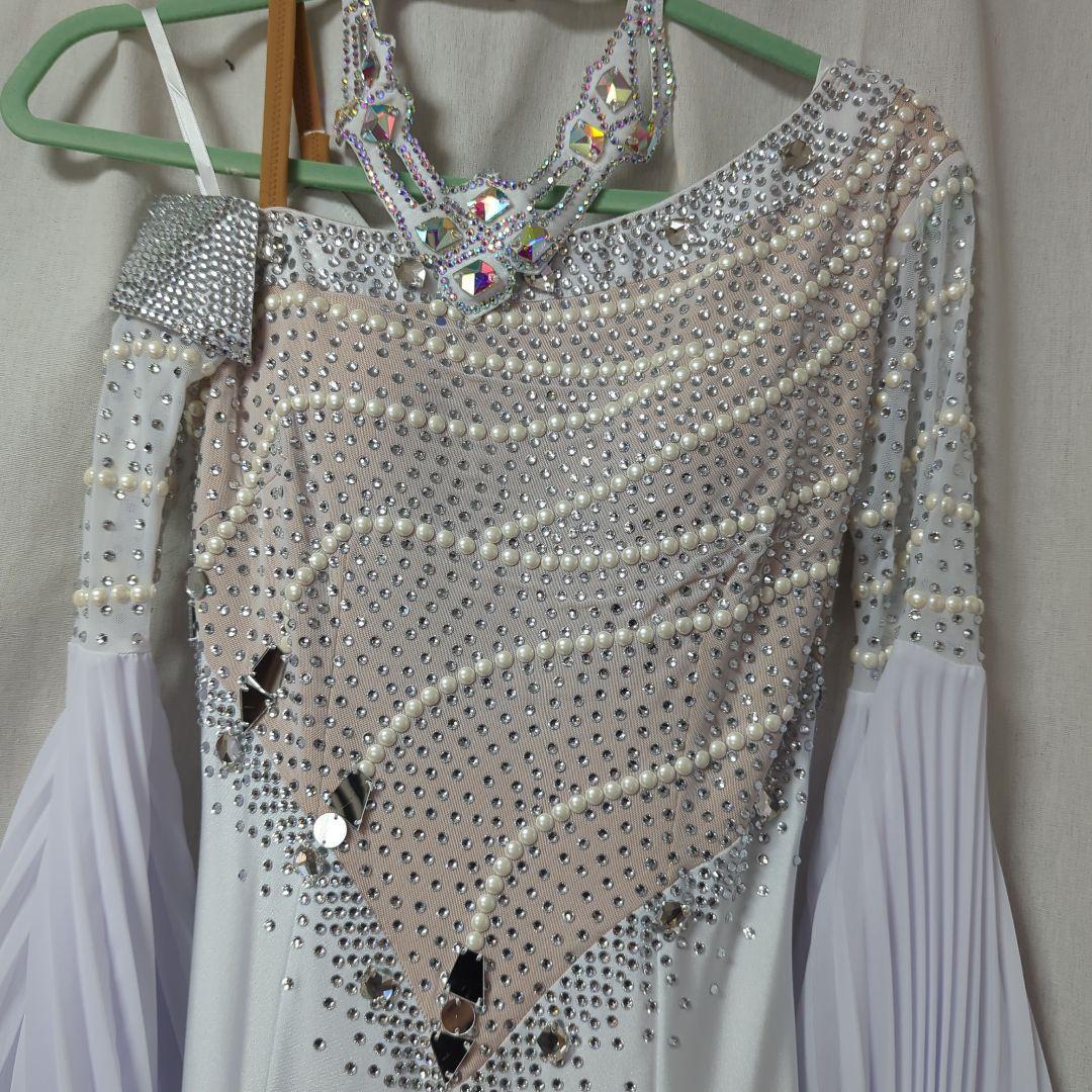 ホワイトオフショルダードレス