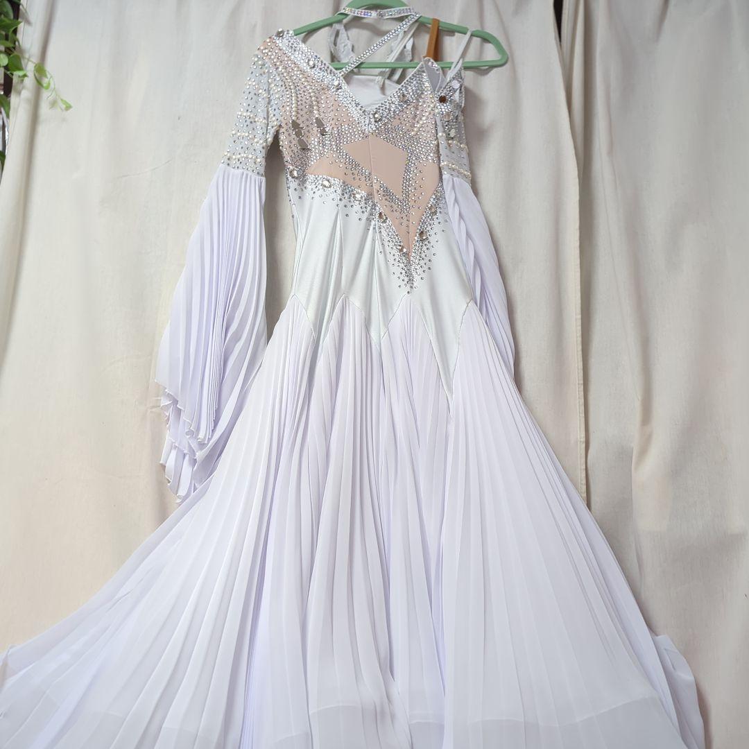 ホワイトオフショルダードレス