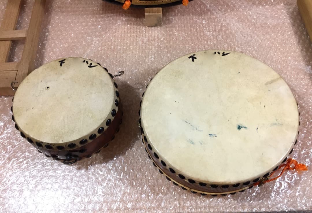 締太鼓 セット 約35cm 和楽器 蒔絵 小型和太鼓2個 締太鼓台 撥4本 付き