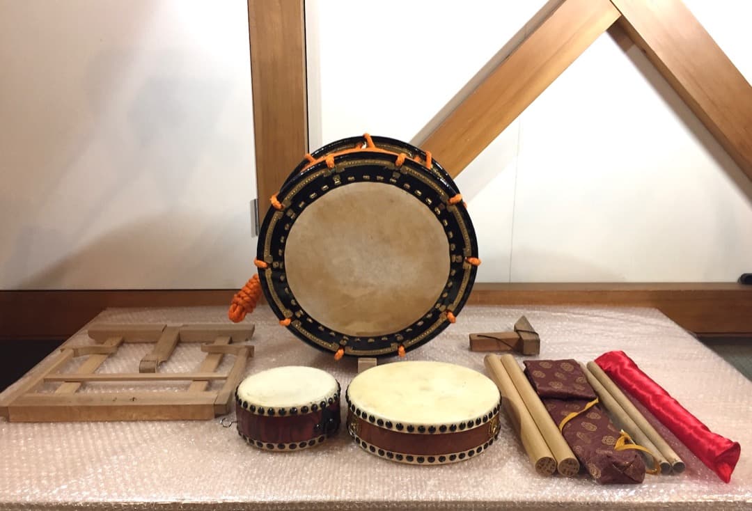 締太鼓 セット 約35cm 和楽器 蒔絵 小型和太鼓2個 締太鼓台 撥4本 付き