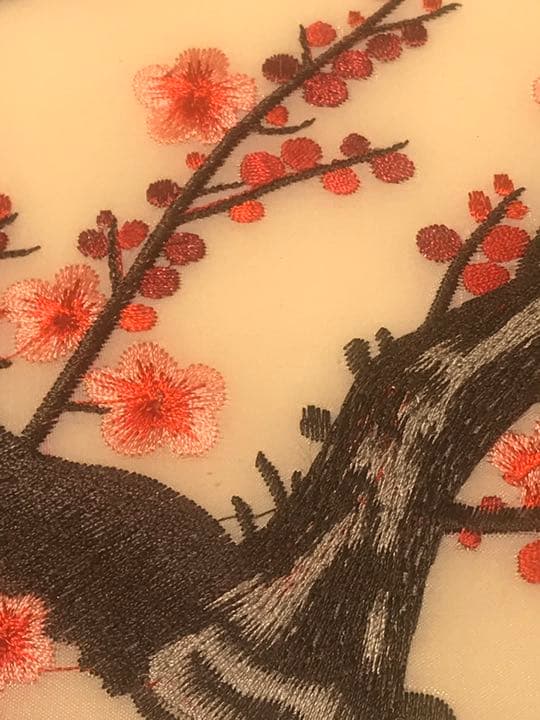 珍しい刺繍絵です。(顔料を使用して手描きではない)