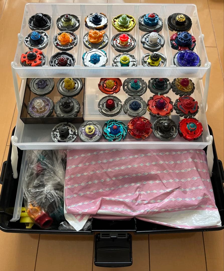 メタルファイトベイブレード36個まとめ売り(ランチャー、パーツ、シール付き)