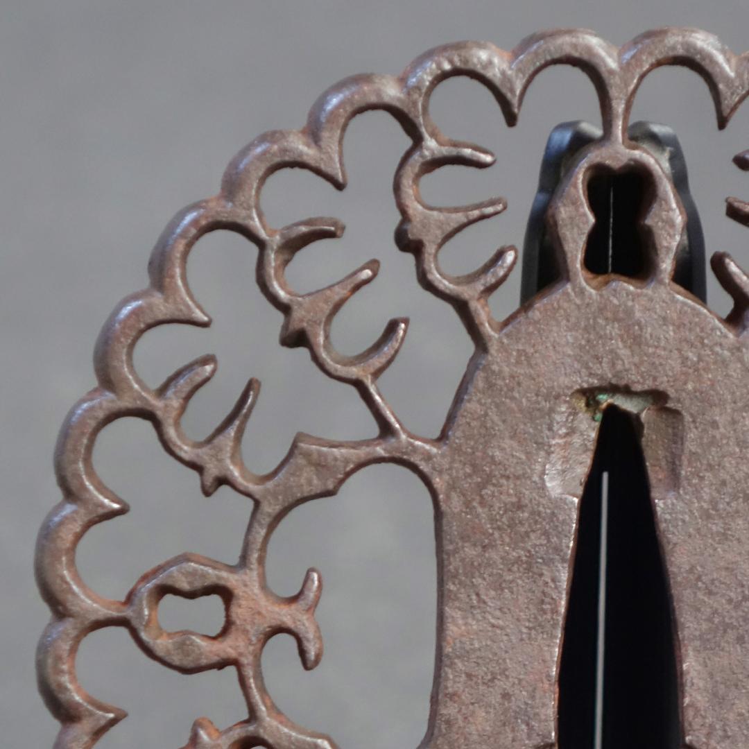 【抱茗荷雁金透鍔】鍔 鐔 鉄地 刀装具 日本刀 武具 骨董 アンティーク