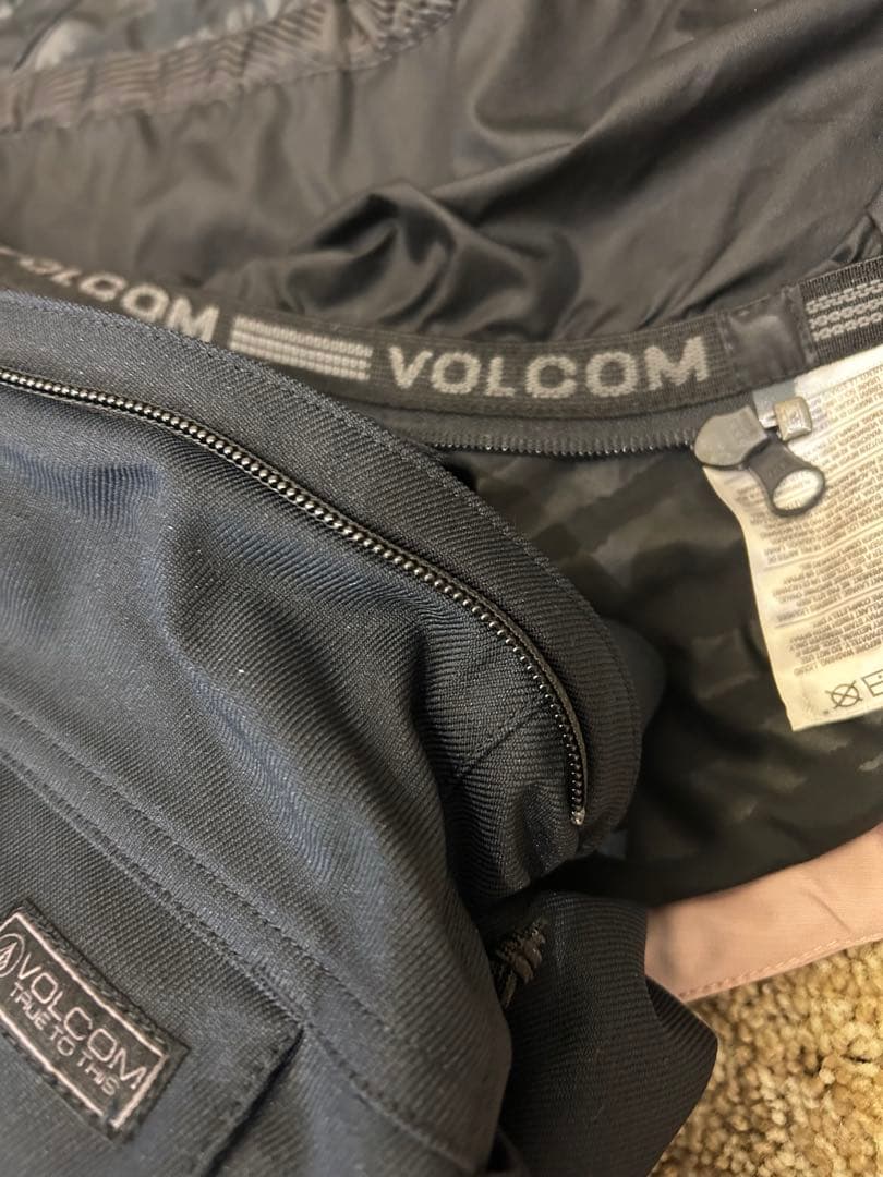 【美品VOLCOM上下セット】スノーボードウェア レディースSサイズ