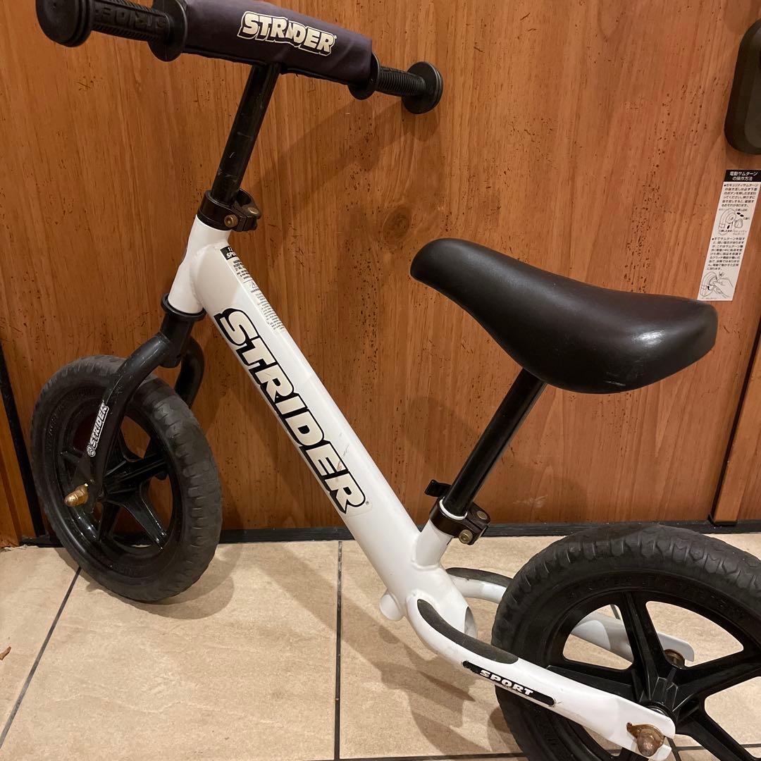 ストライダー　ホワイト 箱付きプレゼント　外遊び　公園遊び