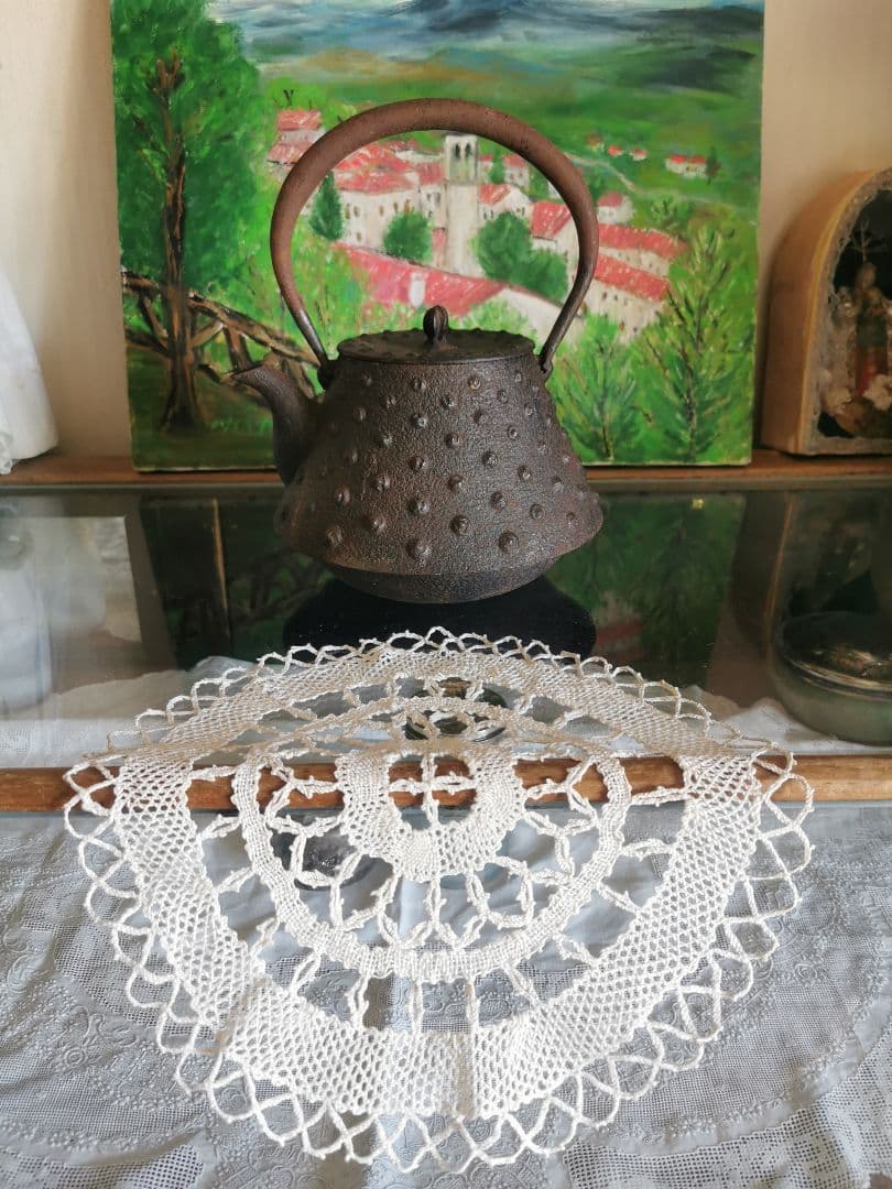 和骨董 重厚な1.5Ｌ南部あられ鉄瓶 鉄器 古物 骨董 茶道具 茶釜 菊/蓮摘み