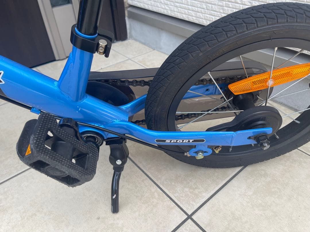 STRIDER 14x ストライダー、ブルー、スタンド付き。