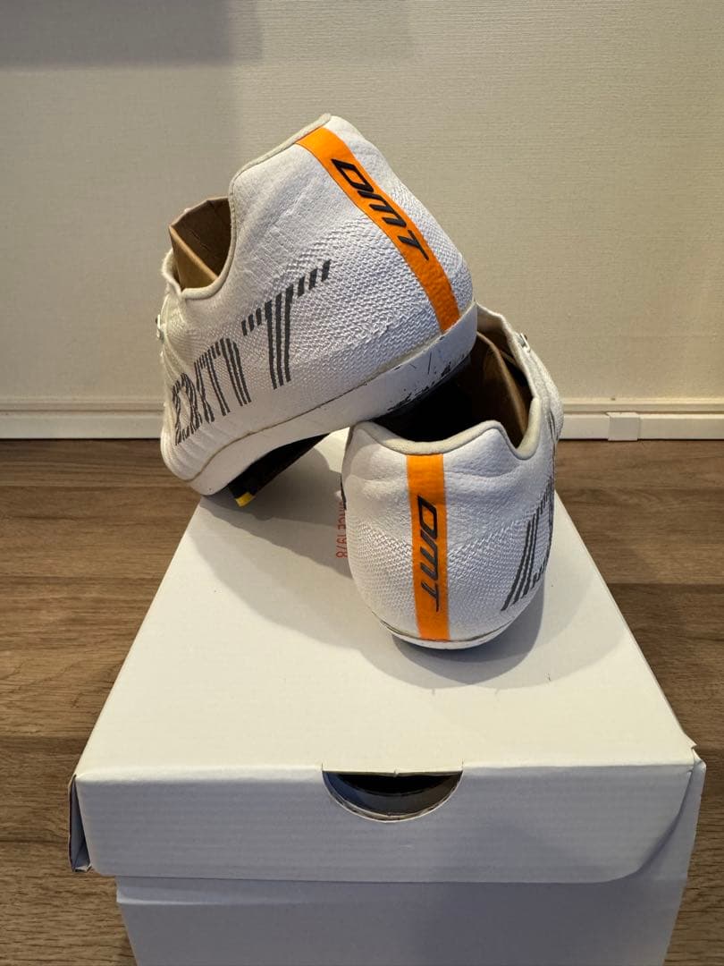 DMT (ディーエムティー） POGIS ホワイト 42サイズ(26.8)