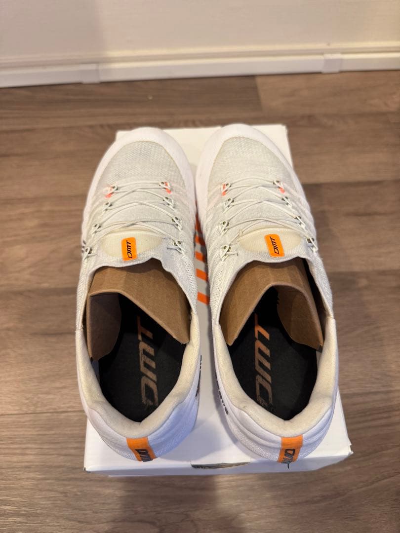 DMT (ディーエムティー） POGIS ホワイト 42サイズ(26.8)