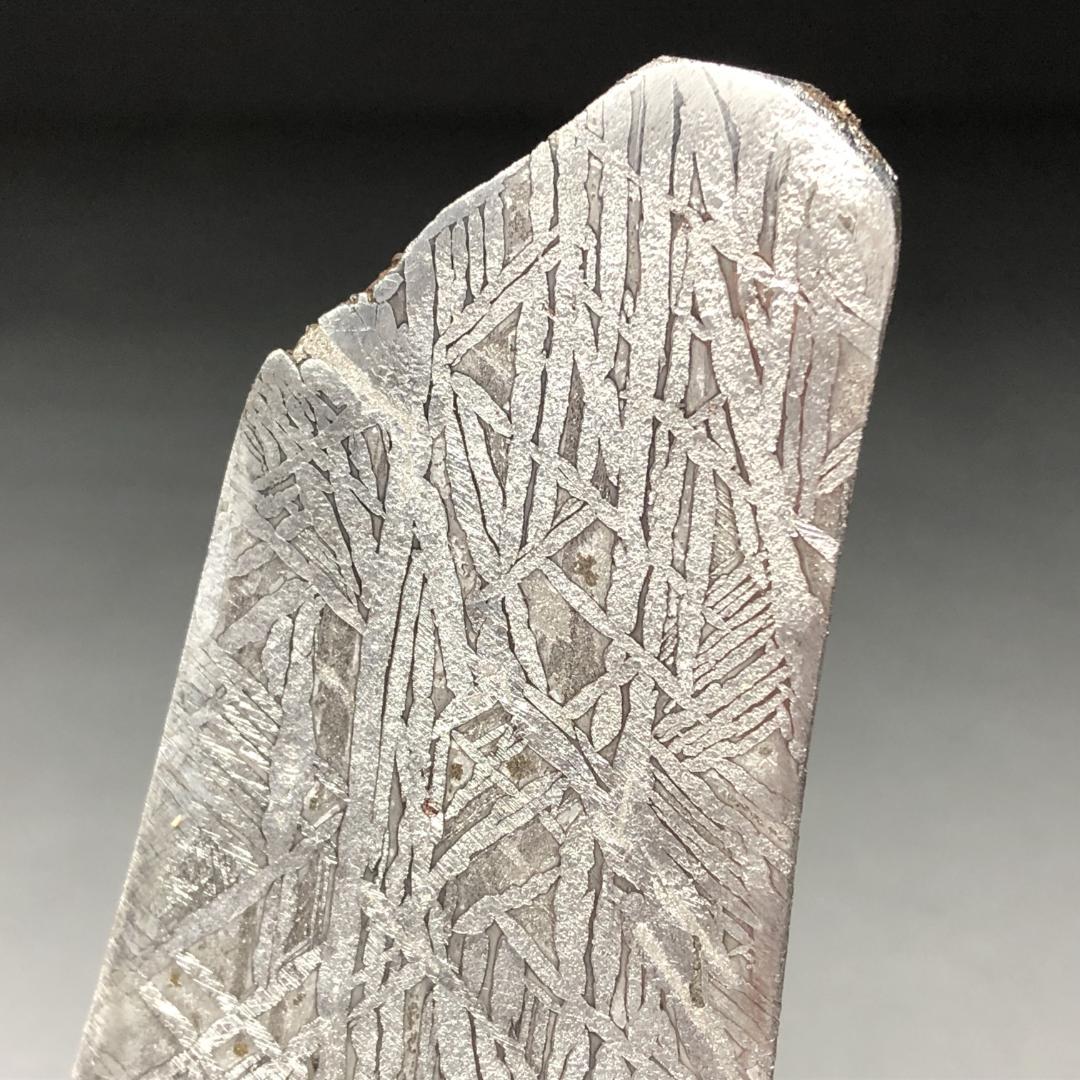 み*ん様 隕石 鉄隕石　アルタイ隕石　ナチュラル　原石　重さ約100ｇ 立て付き