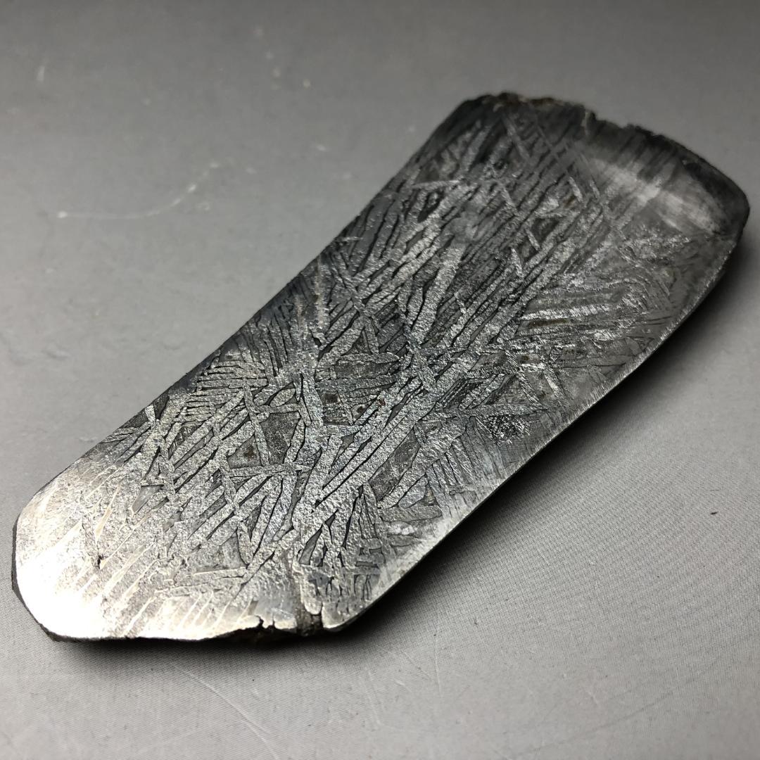 み*ん様 隕石 鉄隕石　アルタイ隕石　ナチュラル　原石　重さ約100ｇ 立て付き