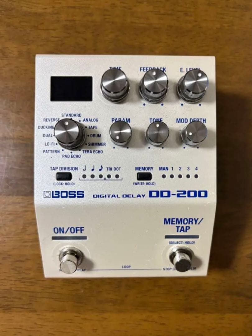 BOSS DD-200 Digital Delay箱付き
