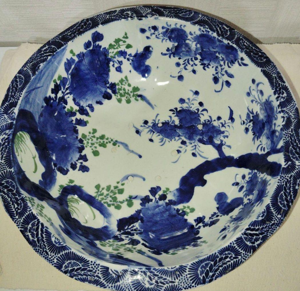 古い染付印判もの　大きめのどっしりした深鉢です　果物を盛っても　お花を浮かべても