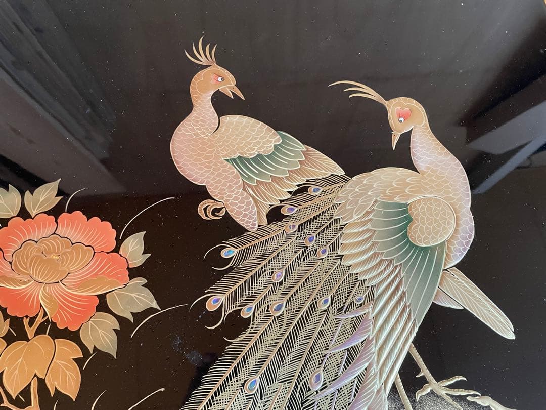 孔雀と花の装飾品