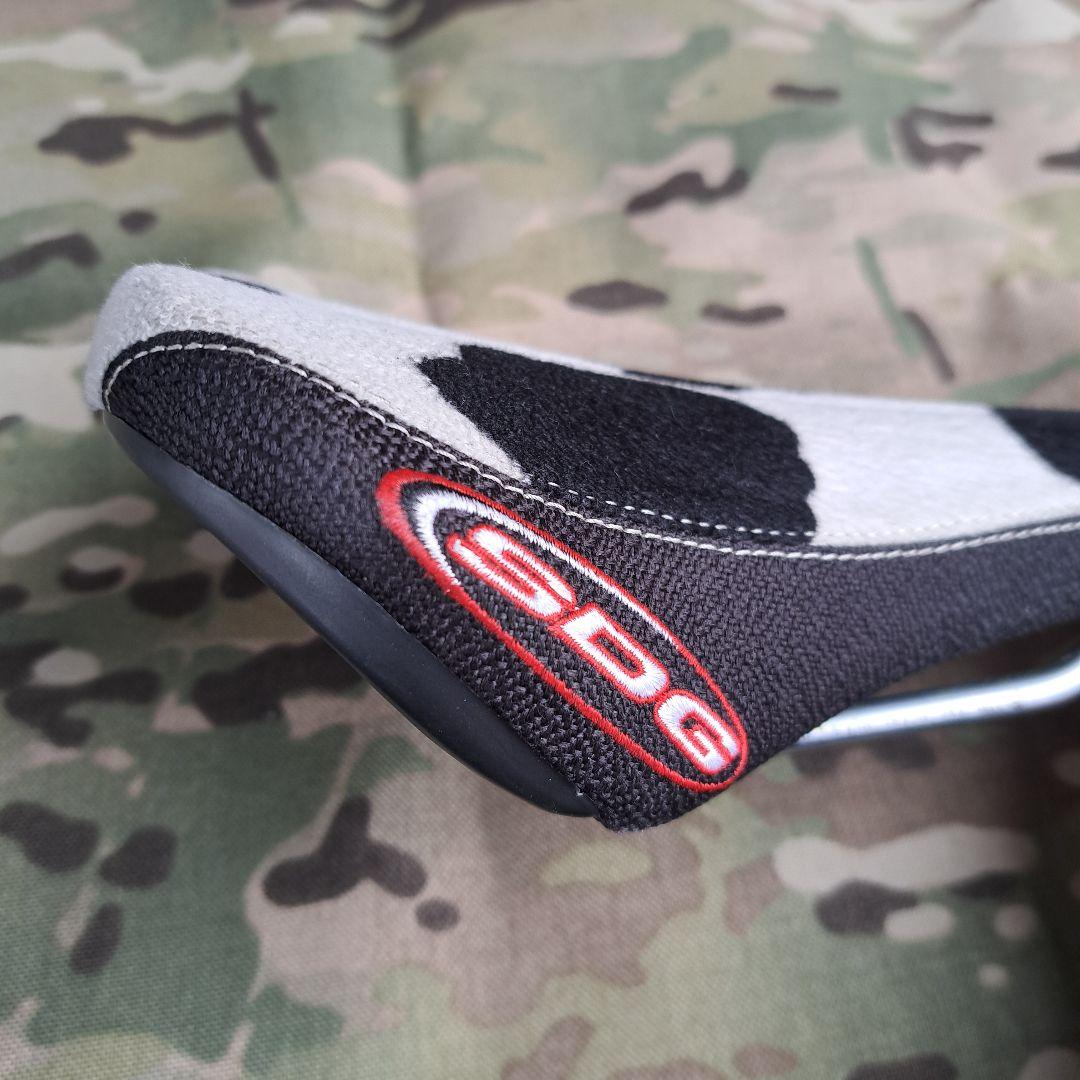 SDG サドル　牛柄　ブルーラグ