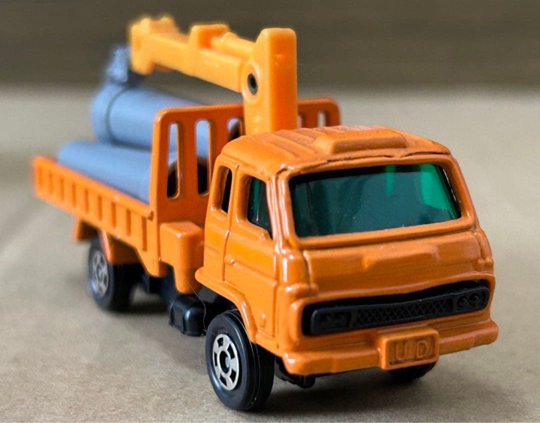 トミカ UD コンドル クレーン付カーゴトラック