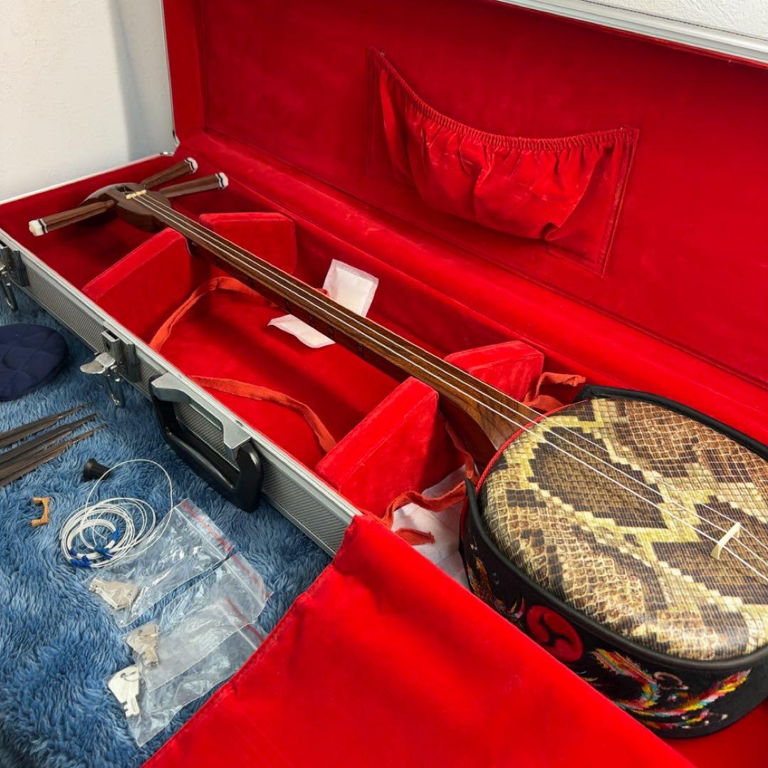 メル84509　沖縄三線 合皮 蛇柄 棹紫檀系 ハードケース付き