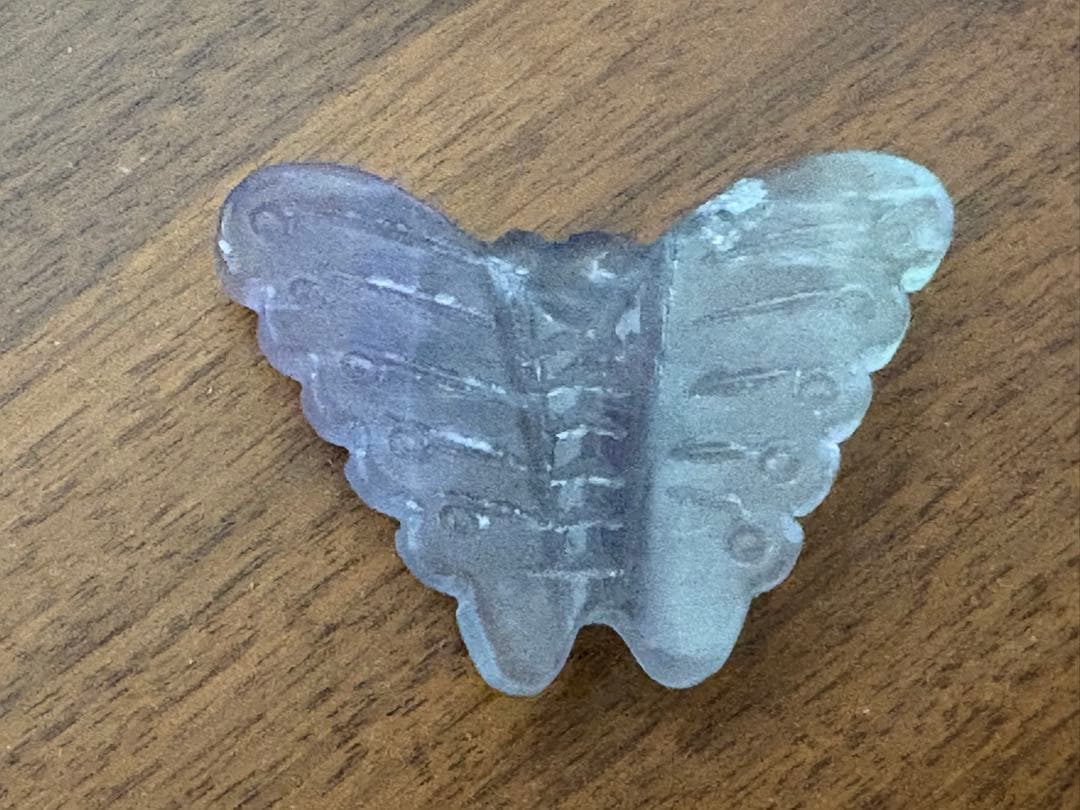 蝶の形 ルース石 紫色 縦約4.3㎝、横約5.5cm フローライト