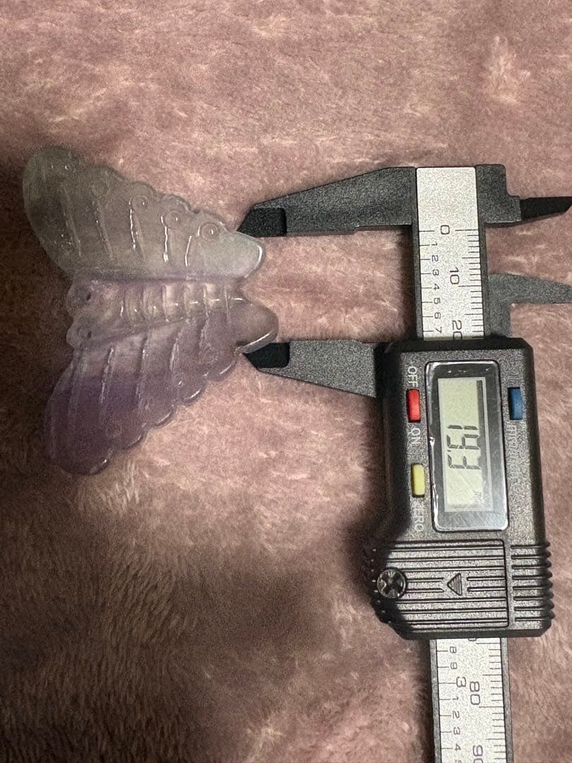 蝶の形 ルース石 紫色 縦約4.3㎝、横約5.5cm フローライト