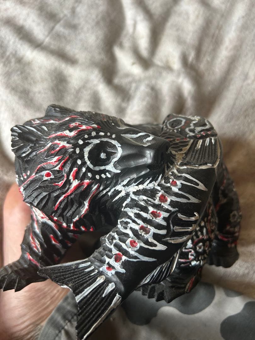 装飾的な黒いクマの置物