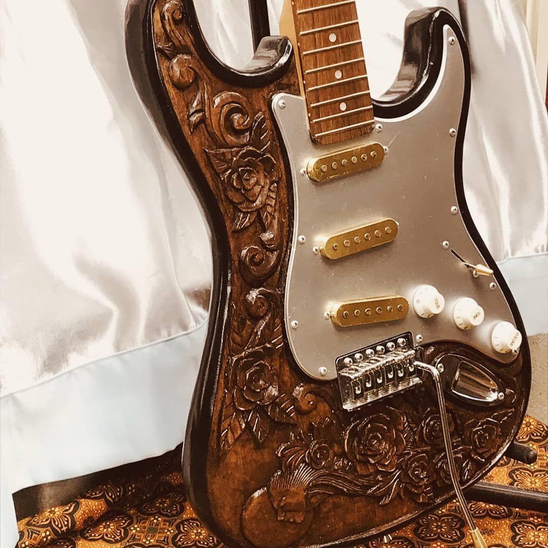 【オーダーメイドで受付中】エレキギター　カスタム　ストラト【木彫】