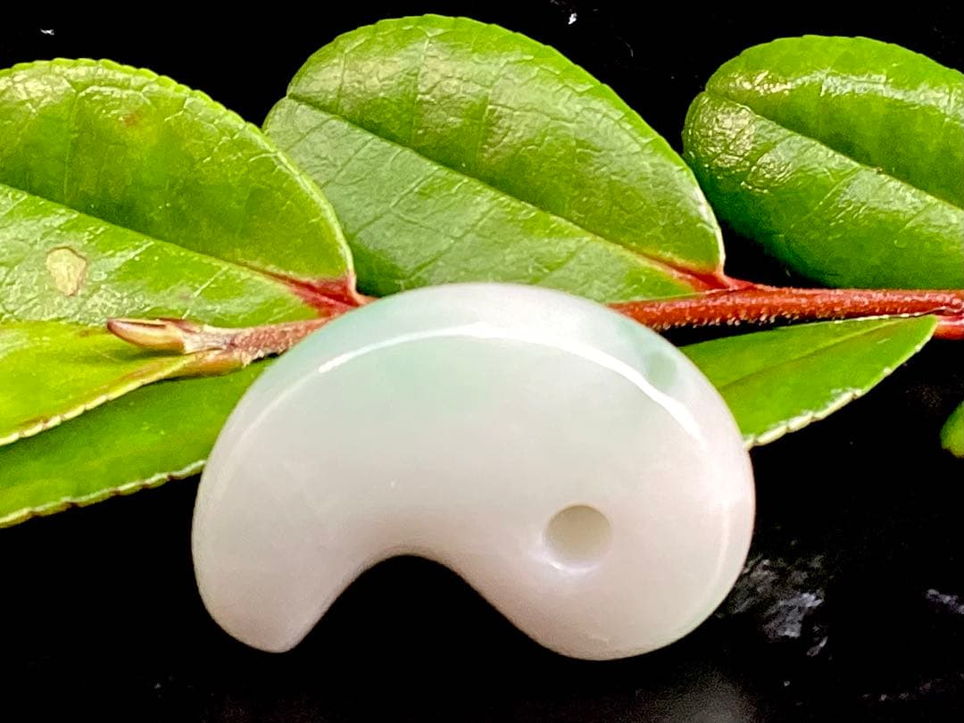 超レア‼️高額材料使用 ジェダイト糸魚川翡翠勾玉‼️ コレクション級　御守り　本物を