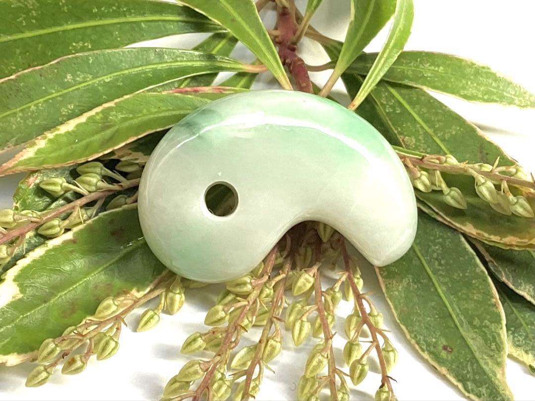 超レア‼️高額材料使用 ジェダイト糸魚川翡翠勾玉‼️ コレクション級　御守り　本物を