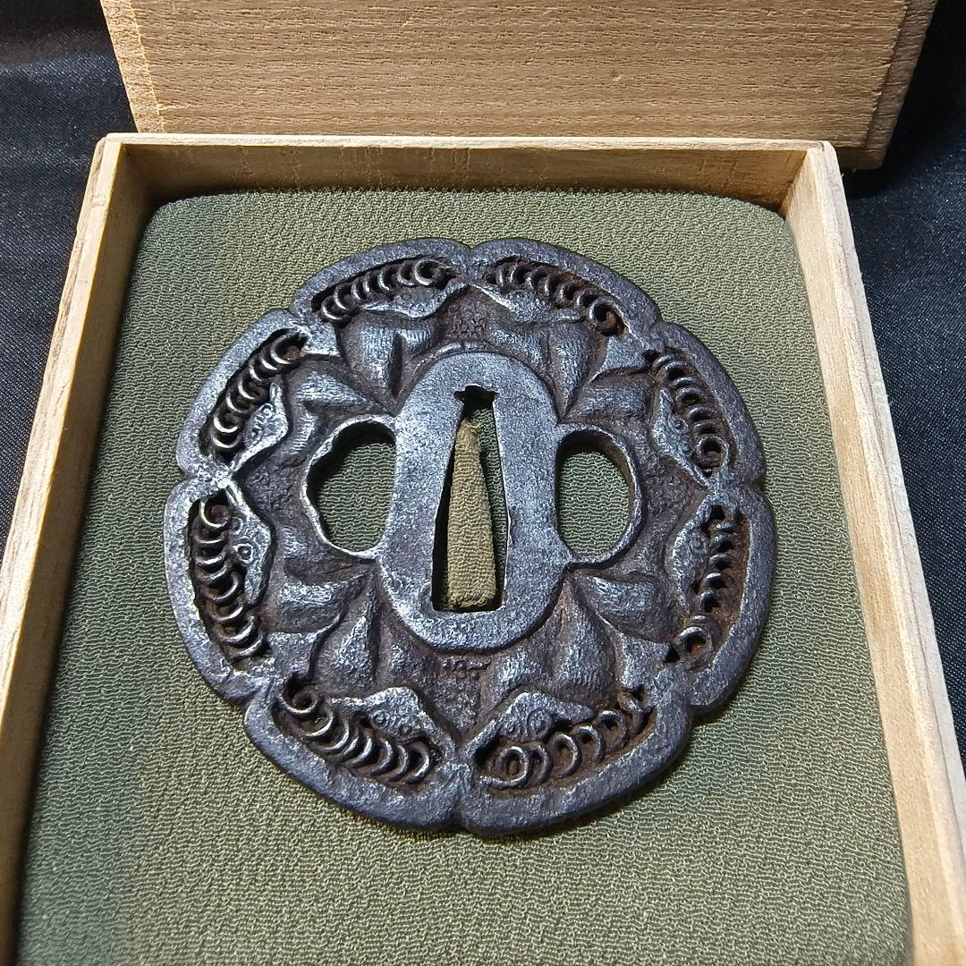 刀剣美術 日本刀南蛮鍔 鉄地 無銘 箱付 江戸骨董 古美術 蒐集家放出美品刀装具