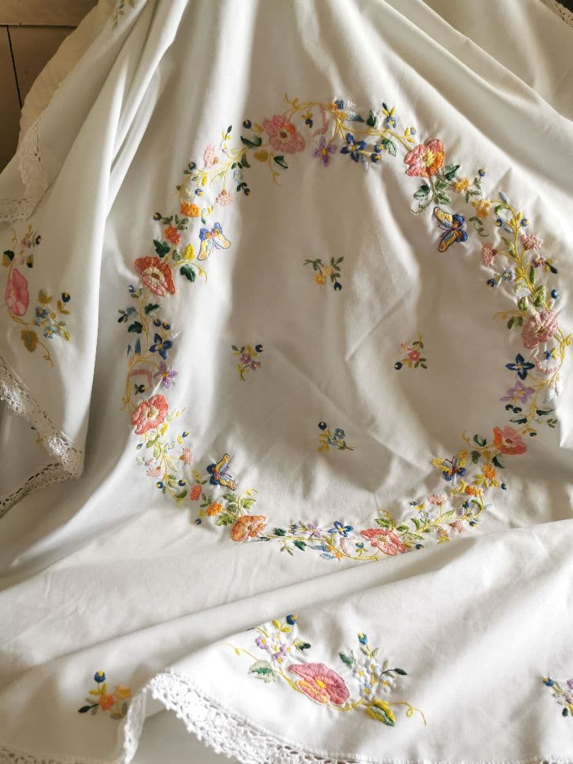アンティーク花々と蝶の色糸エンブロイダリー ラウンドドイリー クロシェレース装飾