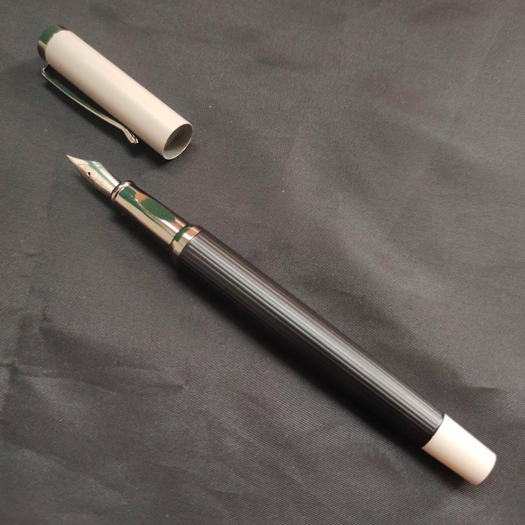 @エレガントな万年筆 黒と白のストライプ 1