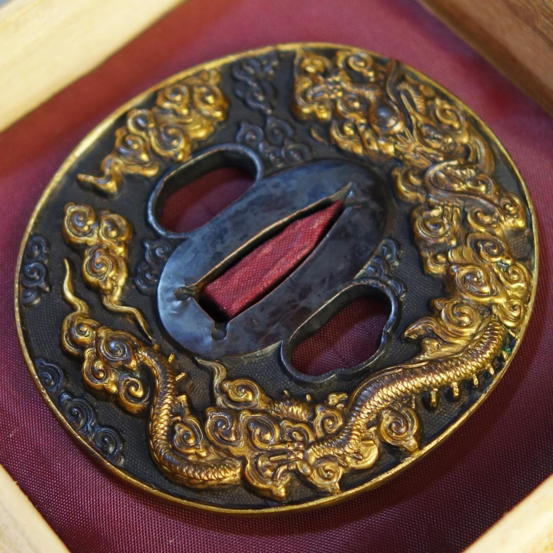 【雲龍図鍔 赤銅魚子地 高肉彫 鍍金】(鍔箱・布団付) 鍔 鐔 刀装具 武具