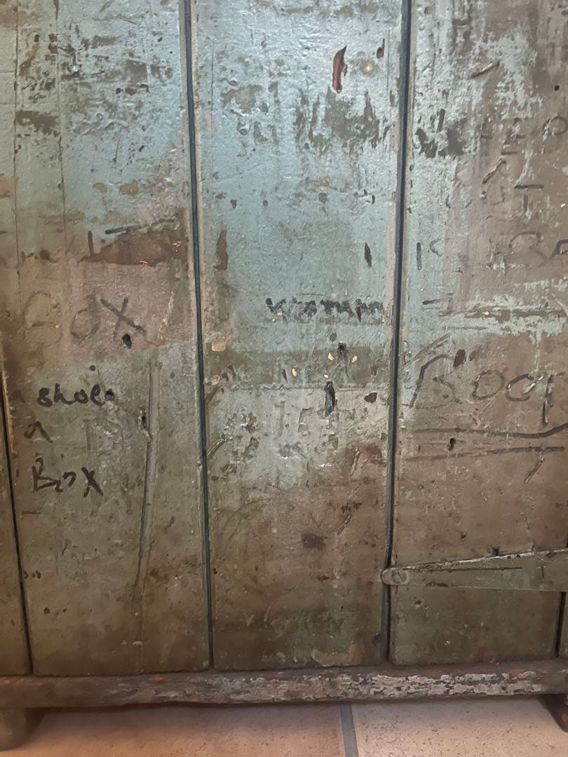 ヴィンテージ 木製本棚・収納キャビネット ペイント剥離・手書き文字あり｜工業系