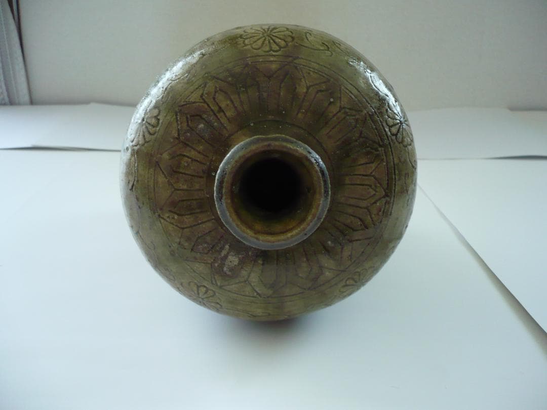 瀬戸焼　刻花紋瓶子　鎌倉時代