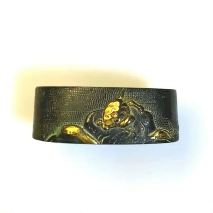 岩上亀図縁頭 赤銅魚子地？ 金象嵌 立体造形