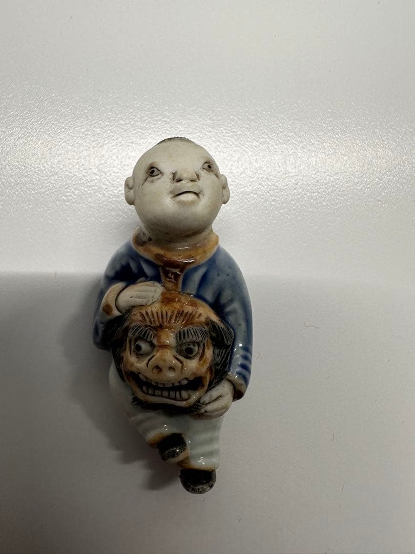 陶器根付　瑠璃青磁鉄釉獅子頭唐子根付