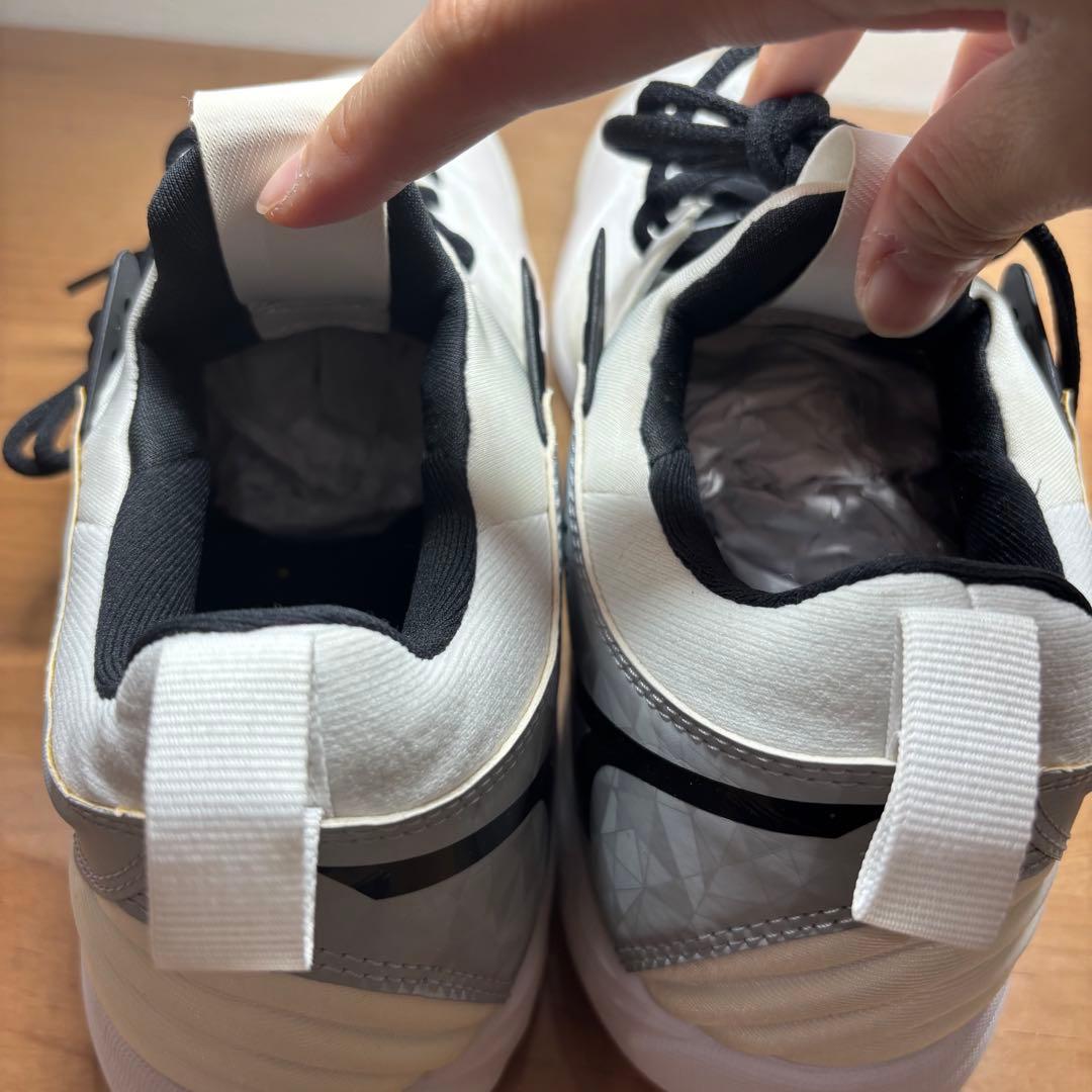 【未使用級】ミズノ　ウエーブモーメンタム エリート　　バレーシューズ　26.5