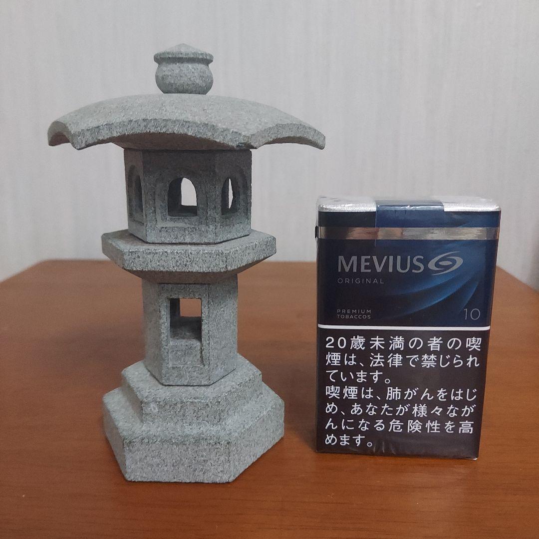 グレーの伝統的な燈籠 約15cm