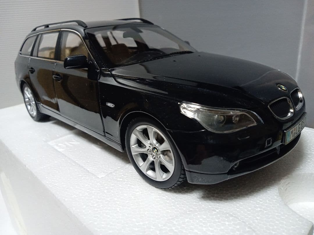 京商 1/18  5シリーズ ツーリング 黒 ディーラーパッケージ