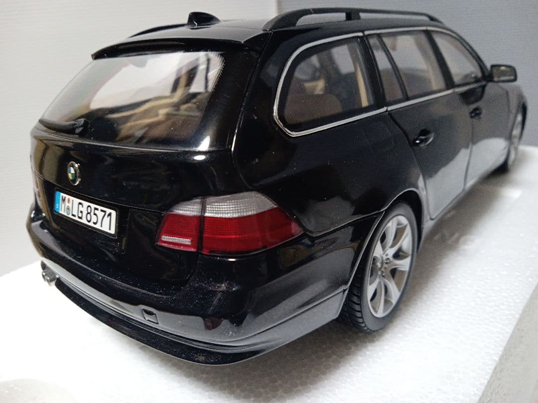 京商 1/18  5シリーズ ツーリング 黒 ディーラーパッケージ