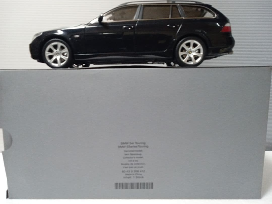 京商 1/18  5シリーズ ツーリング 黒 ディーラーパッケージ
