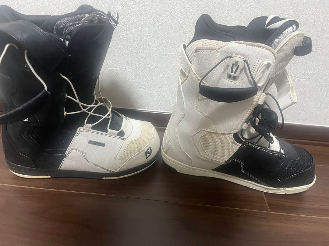 DELUXE スノーボードブーツ ブラック/ホワイト