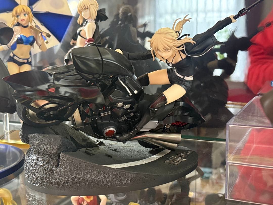 アルトリア・ペンドラゴン〔オルタ〕＆キュイラッシェ・ノワール 1/8 フィギュア