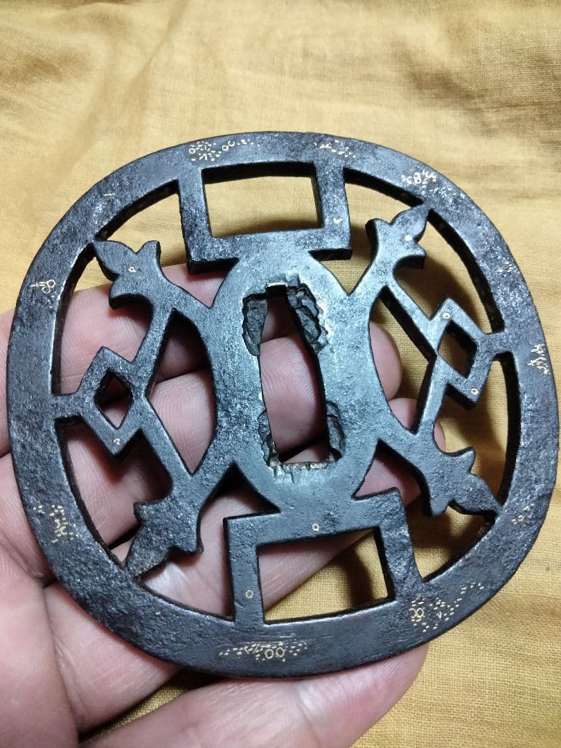 ♦最終価格♦　鉄地大鍔　鐔　(肥後透かし)　江戸時代　象嵌